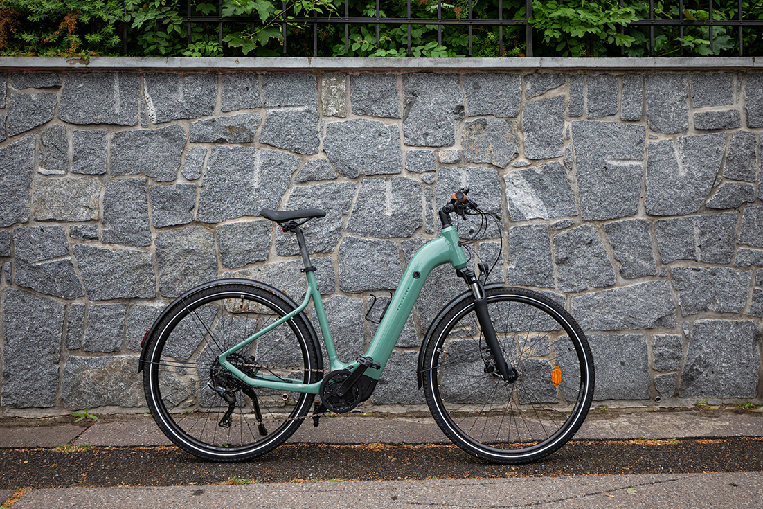 Decathlon Rockrider E-ACTV 500 je univerzální elektrokolo s nízkým nástupem pro dojíždění ve městě i na výlety do přírody